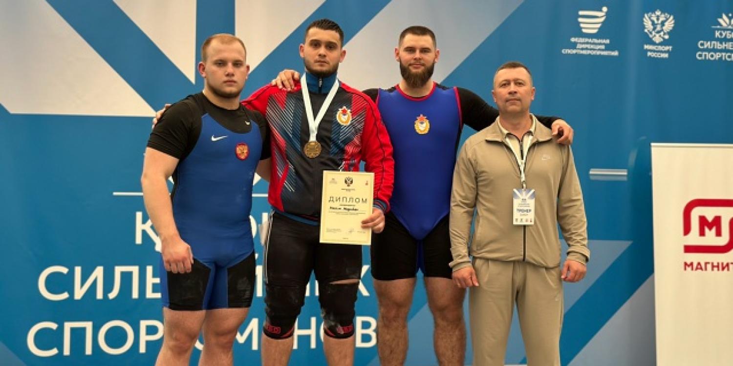 Брянский тяжелоатлет Максим Могучев вернулся с московских состязаний с бронзовой медалью